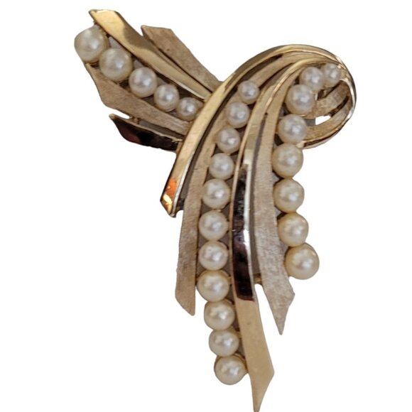 Trifari Crown Over T Gold Tone Faux Pearl Ribbon Brooch, Signed K620 - Picture 9 of 9